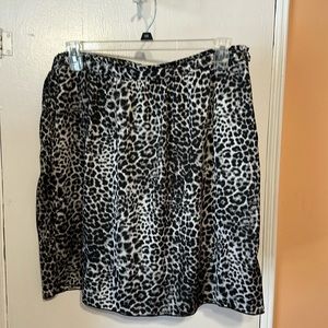 Size 16 Dana Buchman mini skirt. Elastic in back of skirt. With pockets.
